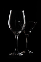 dos copas de vino champagne ron coñac  con fondo oscuro y negro