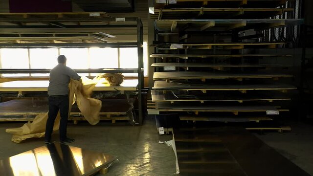 Edelstahl Metallverarbeitung - Laserschneiden - Anlage - Handwerker im Betrieb - Industrie Metallbau