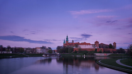 Widok na zamek wawelski w Krakowie z mostu Dębnickiego