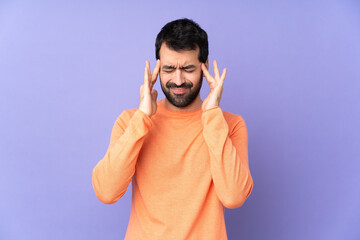 Naklejka premium Caucasian handsome man over isolated purple background with headache