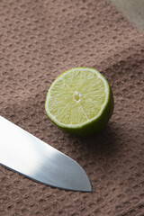 lemon and knife 
