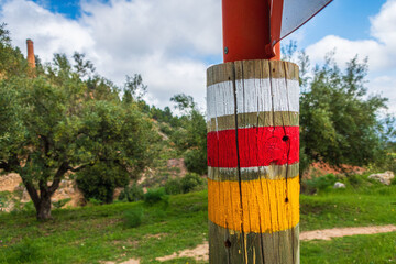 Colored markings painted on a rock, to mark the way for walkers and nature walkers.