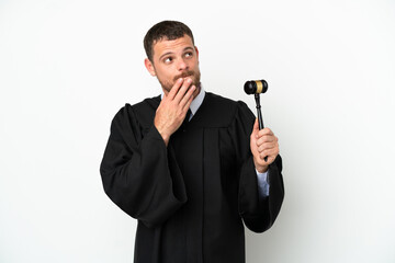 Naklejka premium Judge caucasian man isolated on white background looking up while smiling