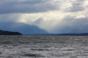 Eau scintillante sous un ciel nuageux