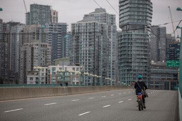 自転車に乗ってダウンタウンへ向かう１人の男性