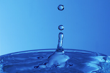 Gota de &aacute;gua caindo em espelho d'&aacute;gua criando formas lindas e originais. 