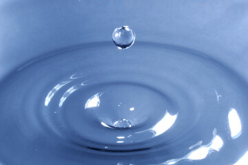 Gota de água caindo em espelho d'água criando formas lindas e originais. 