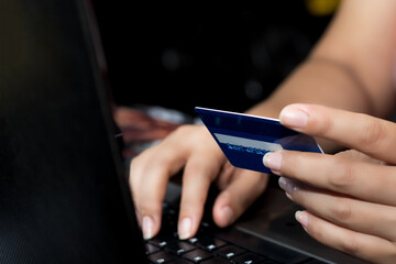 Foco Selectivo pago con tarjeta de crédito por computadora portátil