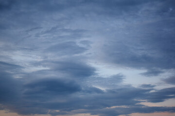 Obraz premium beautiful evening sky with thick clouds