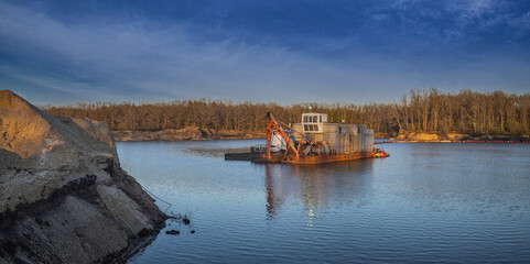 equipment for the extraction of gravel on the lake in the quarry