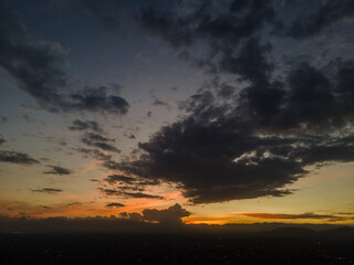 Fototapeta na wymiar Cielo nublado durante el amanecer