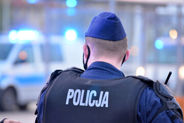 Policjant prewencji policji polskiej na służbie wieczorem. 