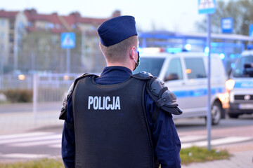 Policjant prewencji policji polskiej na służbie wieczorem.  - obrazy, fototapety, plakaty