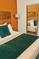 Bonita cama con almohadas en la habitación decorada de un hotel con colores desérticos