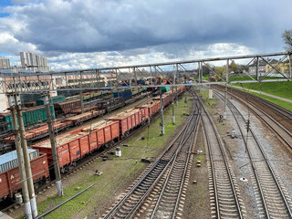 Obraz premium train with tank cars on the railroad tracks, top view