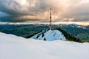 winter in den Allgäuer Alpen und blick auf den Sender des grünten