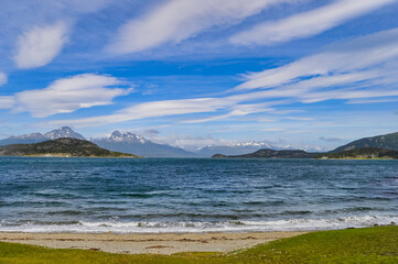 Fototapeta na wymiar view of the coast of the lake and mountains