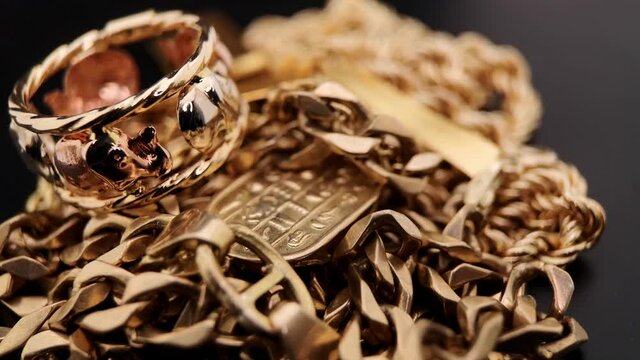 gold and jewelry italian gold 18 carats k 750 and 24k jewels , chain in gold