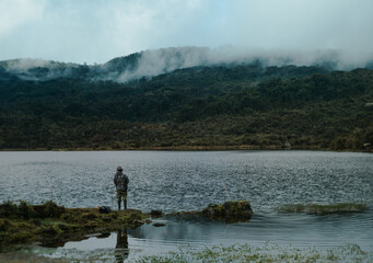 Páramo mundo Nuevo laguna la tarea, Hombre pescando-vida en la naturaleza. 