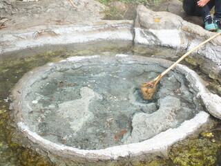 Boil eggs from a natural hot spring.