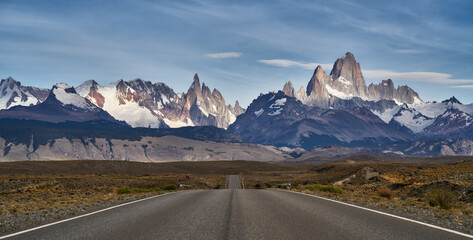 Mount Fitz Roy und Cerro Torre, in El Chalten, Argentinien, von der Straße aus gesehen