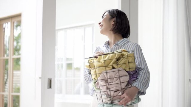 洗濯かごを持つ女性