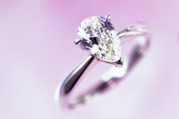ダイヤモンドジュエリー、高価で豪華絢爛の眩いばかりのリングアクセサリー