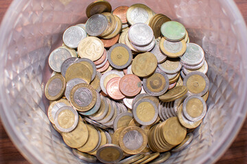 monedas de distintas denominaciones de argentina 