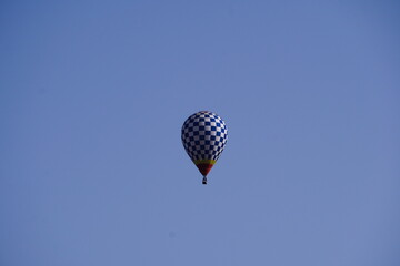 Fototapeta na wymiar 大空に浮かぶ熱気球