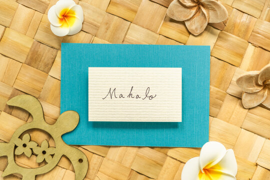 ハワイ語で「ありがとう」と書かれた、夏のイメージのメッセージカード