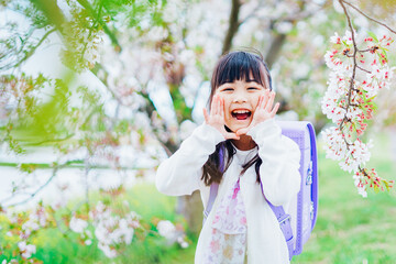 Fototapeta premium ランドセルを背負って叫ぶ小さな女の子