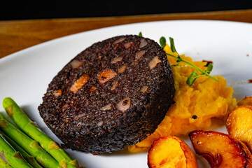 Black pudding with green asparagus and fried apple