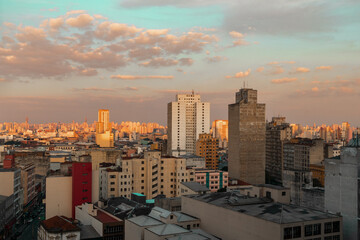 Pôr do sol no centro de São Paulo.