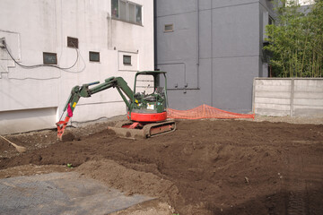地面を均すパワーショベル