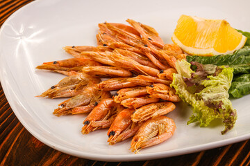 Roasted prawn served sliced lemon