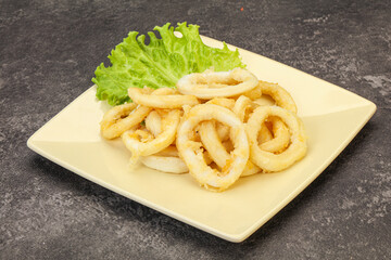 Roasted squid rings with salad