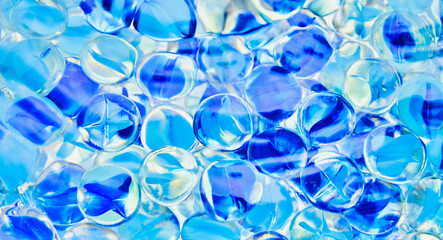 水面の波紋ごしに硝子玉が並んでいる涼しげなイメージ