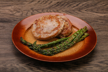 Grilled tuna steak with asparagus