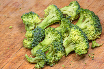 Cut the broccoli with a knife and place it on the cutting board