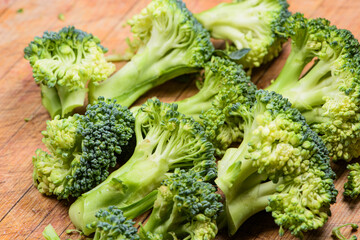 Cut the broccoli with a knife and place it on the cutting board
