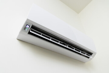 The air conditioner is hung on the wall of the house. For cooling in the living room of the house Make the air cool