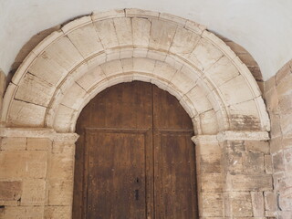double voussoir arch of the parish church of prades, built in white stone supported by two mensulas, tarragona, spain, europe