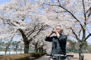 Fototapeta premium シニア男性の趣味 カメラ