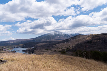 五月に雪化粧した蓼科山と白樺湖