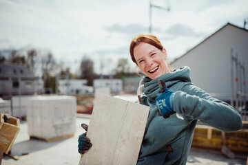 Bauherrin auf der Baustelle