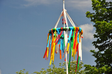 Der Pfingstbaum und Maibaum: ein Pfingstkranz mit bunten Bändern. Tradition zum 1. Mai und zu...