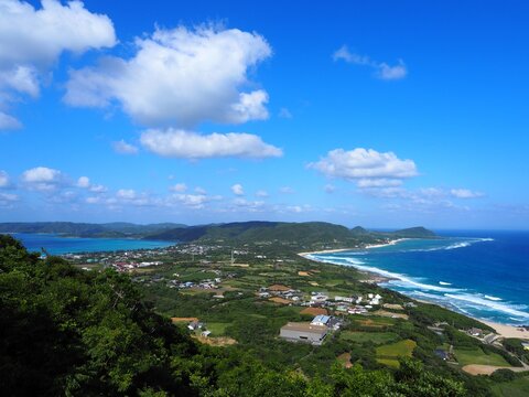 奄美大島、二つの海が見える丘