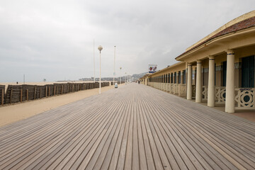 Fototapeta na wymiar Cabines de plage sur les planches de Deauville