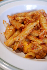 アツアツのチーズがたっぷり入ったペンネのパスタ