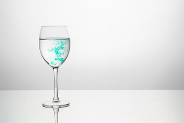 Weinglas mit Wasser und farbe